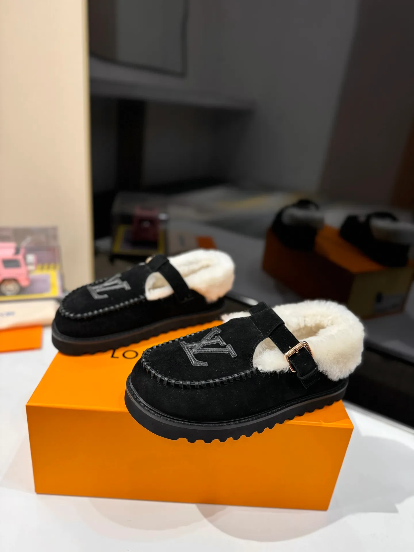 👟👟Ex-factory price 560👟👟 Louis Vuitton lv louis vuott…on fw24 new arrival～The latest furry slippers for autumn and winter🏂🏂 This pair of furry slippers is also very good-looking! The leather ones are very high-end! ! !Paired with denim shorts in autumn and winter, it’s perfect! Put it on and you will instantly have your ideal height! 😍 A favorite style, with fashion elements, the appearance of the upper is full of nobility. Wearing it can always show off the fashionable charm of women. It is fashionable but not too showy. The high-end beef tendon on the upper and the Lvjia letter buckle are so beautiful. ✅Upper: imported high-end frosted/cow leather ✅Outsole: original outsole ✅Inner lining: imported real wool ✅Size: 35-42 (41.42 customized, non-returnable) ✅Packaging: full set of original drawer box